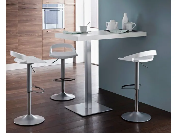 Sgabello Ego in polipropilene con base girevole e regolabile in altezza in acciaio di Domitalia