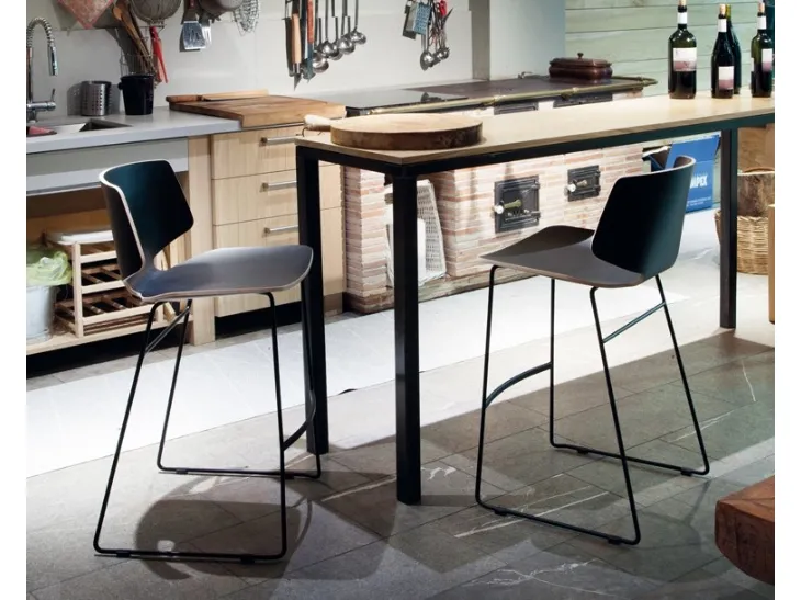 Sgabello Fly in laminato con base in acciaio di Domitalia