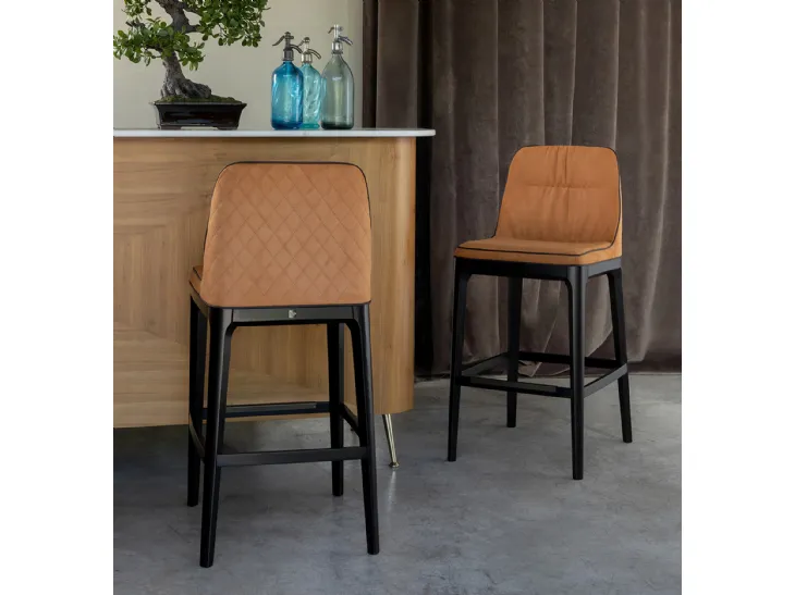 Sgabello Mivida Élite con trapuntatura a rombi sullo schienale di Tonin Casa