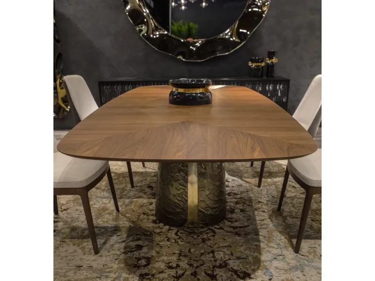 Tavolo Adone con top in legno e base in vetro curvato, bocciardato e retroargentato, in colorazione bronzo di Tonin Casa