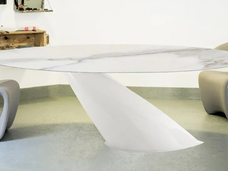 Tavolo di design con top in marmo e base in acciaio verniciato bianco Oslo di Domitalia