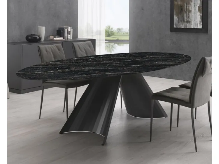 Tavolo ovale in ceramica con base in acciaio verniciato Tuile di Domitalia