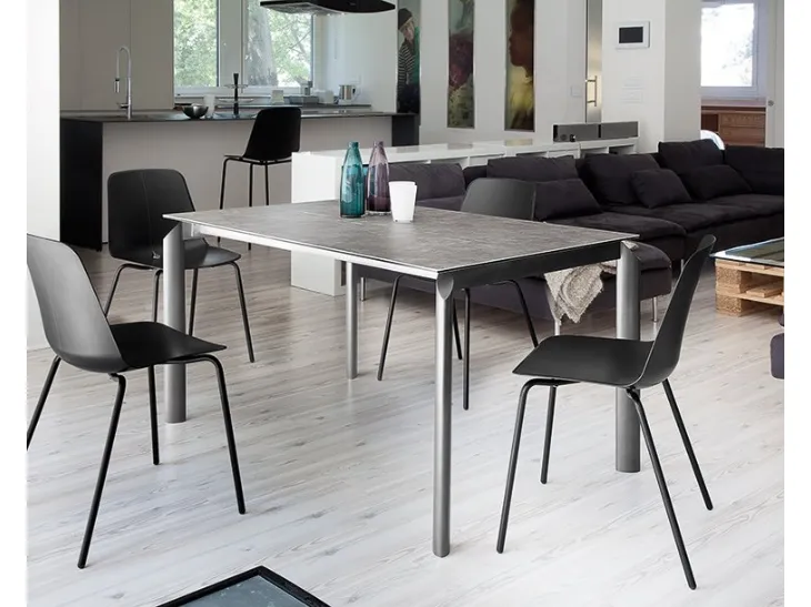 Tavolo rettangolare con piano in laminato e gambe in acciaio verniciato Energy-130 di Domitalia