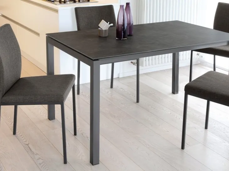 Tavolo con piano in laminato e gambe in acciaio Web 160 di Domitalia