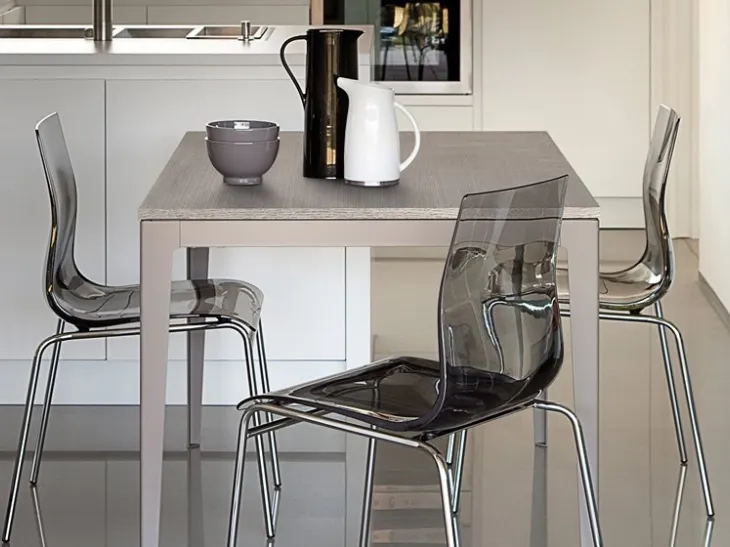 Tavolo quadrato in laminato con base in acciaio verniciato Wind 80 di Domitalia