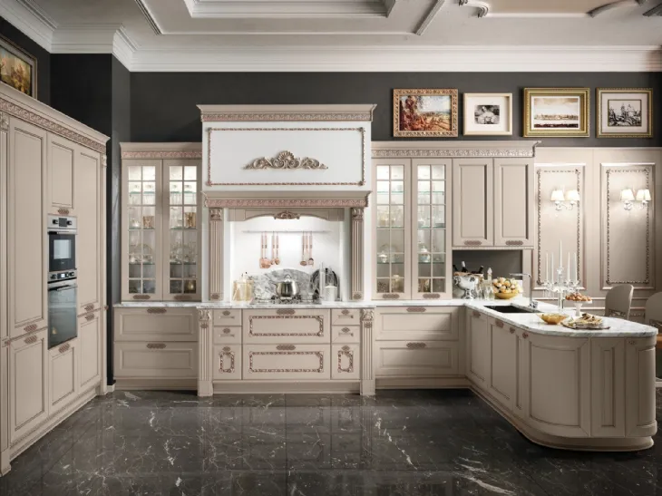 Cucina Classica con penisola Dolcevita v11 in laccato Cenere filo Bronzo con top in marmo Arabescato di Stosa