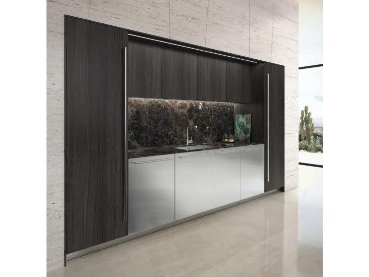 Cucina Design lineare in acciaio, materico rovere con top e schienale effetto marmo Opera 01 di Snaidero