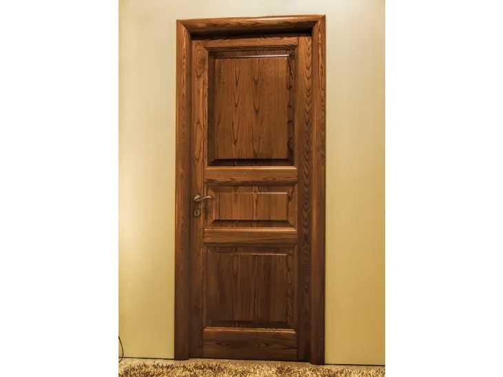 porta in legno con pannelli bugnati